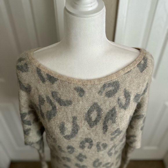 💚5/$25💚AF Beige Muted Leopard Print Sweater Size: Small - Picture 3 of 7